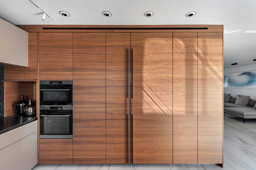 Penthouse - TLV תכנון גופי תאורה מיוחדים מעל ארונות המטבח בעיצובו של קמחי תאורה